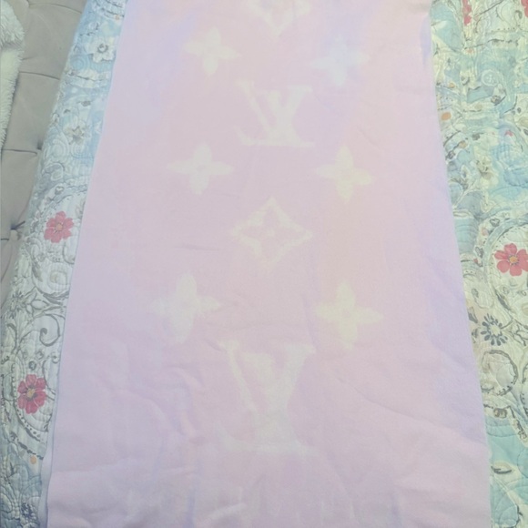 Louis Vuitton Monogram Reykjavik light pink Scarf M90894
Pre-Owned $995 - Picture 1 of 9